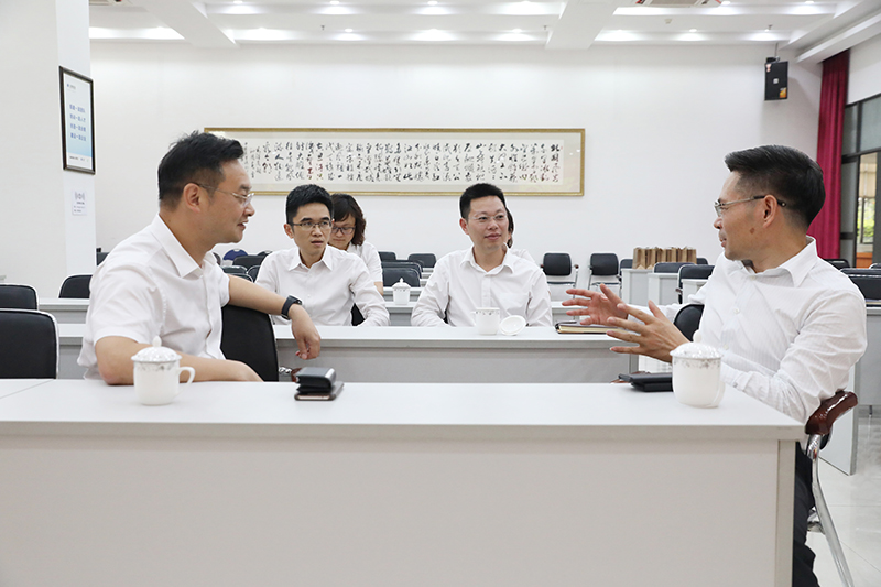 图：徐董与工商银行领导亲切友好交流